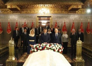 Emmanuel et Brigitte Macron se recueillent au mausolée Mohammed V à Rabat