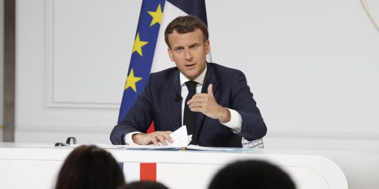 Macron soigne sa com pour sa visite au Maroc