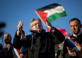 Jean-Luc Mélenchon appelle à brandir des drapeaux palestiniens en signe de soutien, le 7 octobre