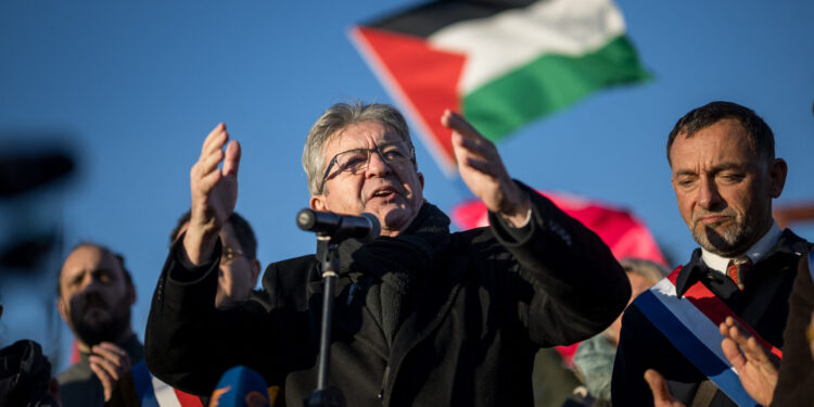 Jean-Luc Mélenchon appelle à brandir des drapeaux palestiniens en signe de soutien, le 7 octobre