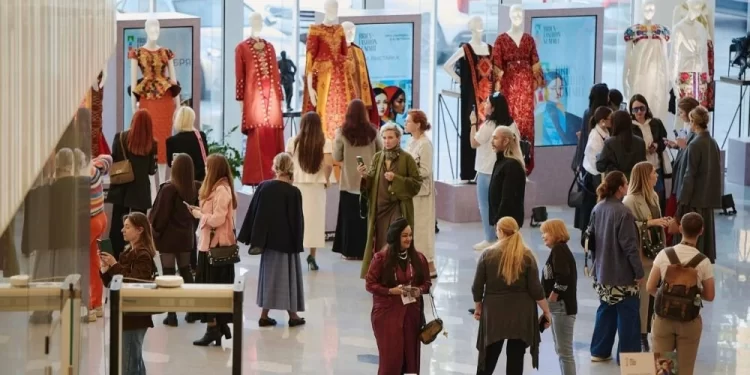 Le caftan marocain séduit la scène internationale au BRICS+ Fashion Summit