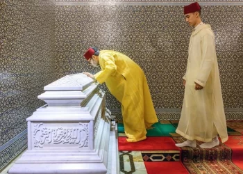 Le Roi Mohammed VI préside la veillée du 26e anniversaire de la disparition de Feu Hassan II