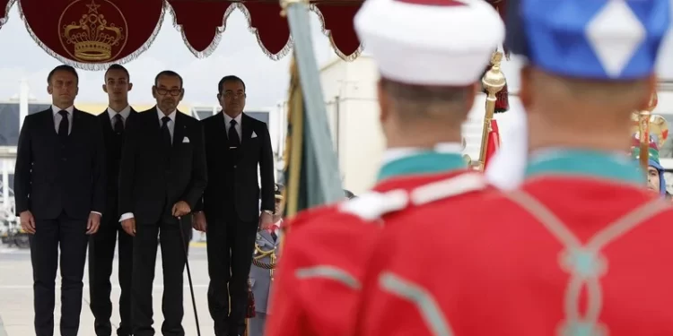 Les marocains émus par l’apparition du Roi avec une canne lors de la visite de Macron