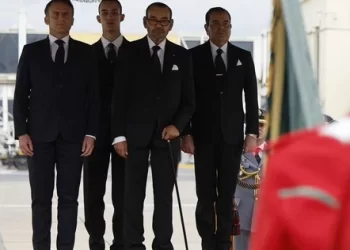 Les marocains émus par l&rsquo;apparition du Roi avec une canne lors de la visite de Macron
