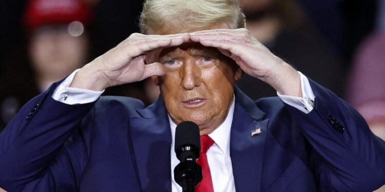 Course aux États-Unis : Trump mène, Harris résiste dans un climat tendu