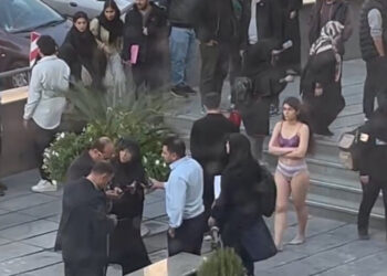 Une étudiante iranienne se déshabille et défie le code vestimentaire imposé par les autorités