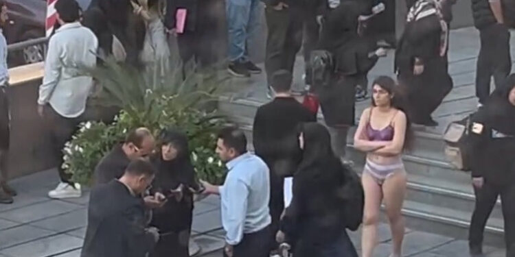 Une étudiante iranienne se déshabille et défie le code vestimentaire imposé par les autorités