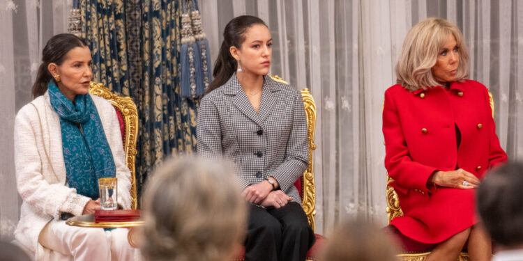 La princesse Lalla Khadija : élégance et modernité, elle séduit les Marocains lors de l’accueil royal pour le couple Macron
