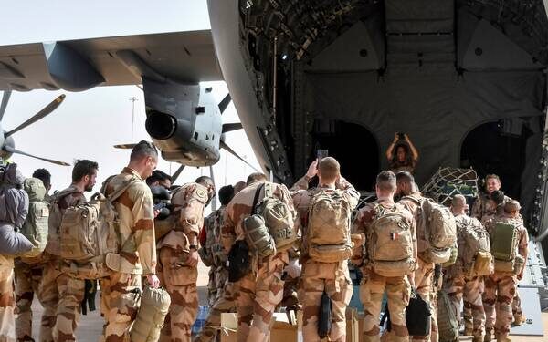 Le Sénégal et le Tchad actent le départ des militaires français : une nouvelle gifle pour Paris