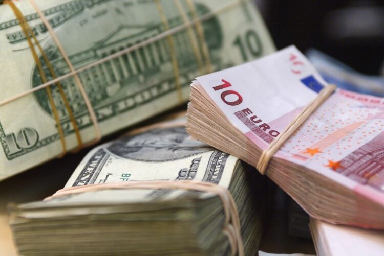 A picture taken 18 December 2003 shows US dollar and Euro bank notes at an exchange counter in Paris. The euro scaled yet another lifetime peak against the dollar 18 December following positive economic news from eurozone heavyweight Germany. The single European currency rose to as high as 1,2438 dollars. It later stood at 1,2426 dollars against 1,2409 late on Wednesday in New York. The dollar traded at 107,60 yen from 107,37 on 17 December. The single European currency was buoyed by a closely watched survey showing German business confidence has reached the highest level for almost two years after a marked improvement in December. / AFP PHOTO / PHILIPPE DESMAZES