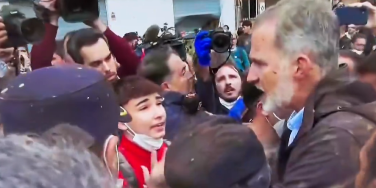 Vidéo. Inondations en Espagne : le roi et la reine chahutés par des habitants en deuil et en colère