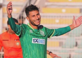 Polémique au Raja : le joueur algérien Yousri Bouzok refuse de porter le maillot floqué de la carte du Maroc