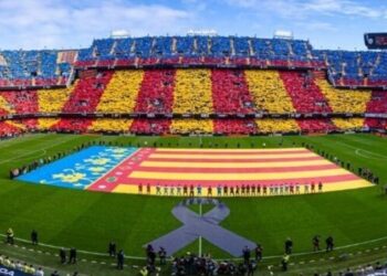 Le Tifo historique de Valence: Un hommage émouvant aux victimes des inondations