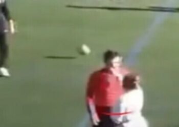 Une mère de joueur envahit le terrain et gifle un arbitre (Vidéo)