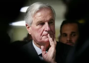 La France au bord du précipice : Barnier sur le départ, une crise politique sans précédent
