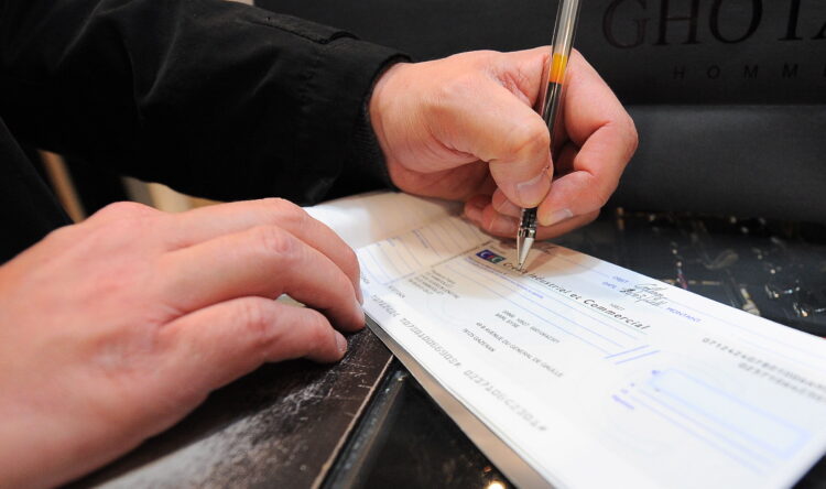 UN HOMME PAYE AVEC UN CHEQUE DANS UN MAGASIN DE VETEMENTS PHOTO D ILLUSTRATION YANN FOREIX
LE PARISIEN YANN FOREIX LE PARISIEN