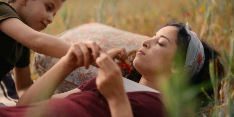 Nabil Ayouch rend hommage aux Chikhates dans « EVERYBODY LOVES TOUDA »