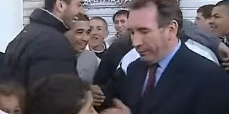 Qu’est devenu l’enfant giflé par Bayrou en 2002 ?