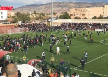 Video | Envahissement de terrain et jets de pierres: Le derby Khénifra-Kawkab dérape