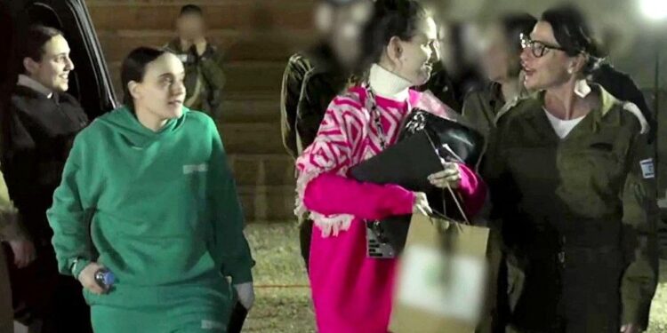 Hamas libère trois prisonnières israéliennes et souligne le contraste des traitements