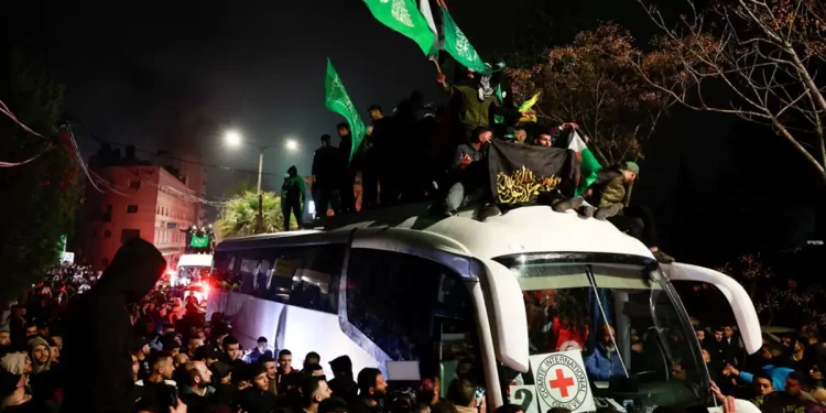 Israël et le Hamas : 90 prisonniers palestiniens libérés contre trois otages israéliens