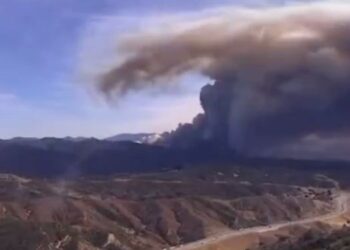Un nouvel incendie de forêt près de Los Angeles contraint ses milliers de personnes à évacuer