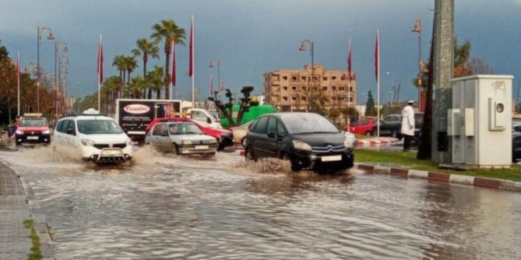 Inondée, la ville de Tanger sombre sous l&rsquo;eau