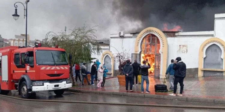 Tanger : Un violent incendie ravage le marché de Beni Makada et détruit des dizaines de commerces