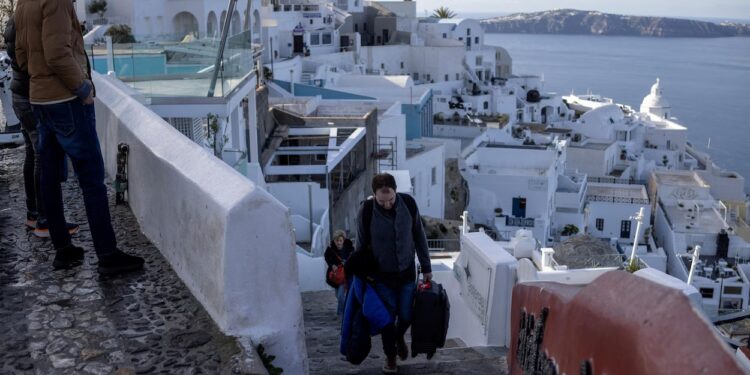 Grèce : un séisme de magnitude 5,3 frappe de nouveau le large de Santorin