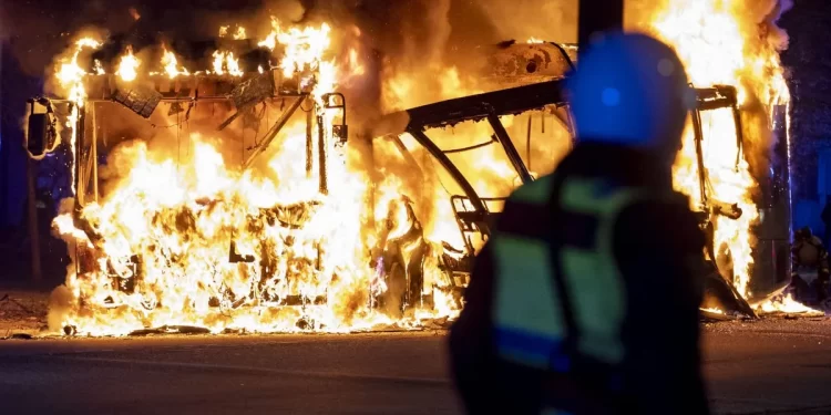 Un leader d’extrême droite brûle un Coran au Danemark