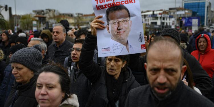 Istanbul en ébullition : le maire Imamoglu arrêté, la rue gronde contre Erdogan