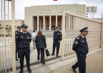 Rabat : Un réseau criminel impliquant d’anciens policiers et un commissaire judiciaire devant la justice