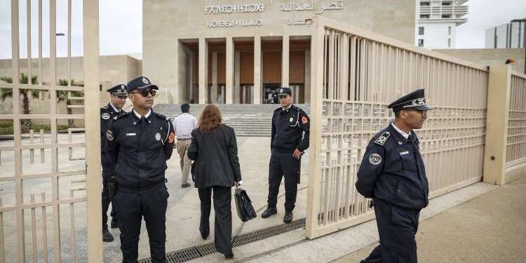 Rabat : Un réseau criminel impliquant d’anciens policiers et un commissaire judiciaire devant la justice
