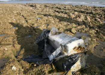 Mystère à Agadir : des ballots de cocaïne retrouvés sur la plage