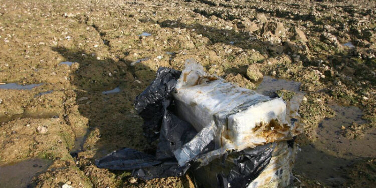 Mystère à Agadir : des ballots de cocaïne retrouvés sur la plage