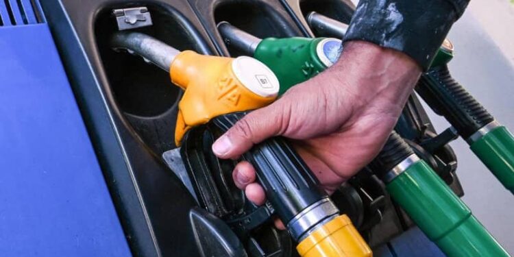 Carburants au Maroc : pourquoi les prix ne baissent pas malgré la chute du pétrole ?