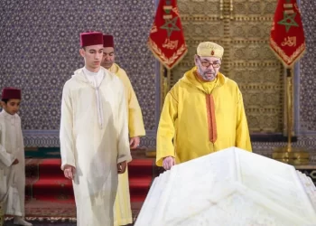 Le roi Mohammed VI se recueille sur la tombe du Feu Mohammed V à l’occasion du 10 Ramadan