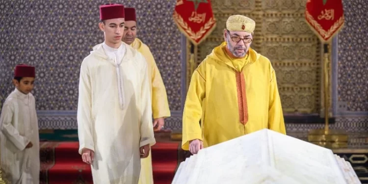 Le roi Mohammed VI se recueille sur la tombe du Feu Mohammed V à l’occasion du 10 Ramadan