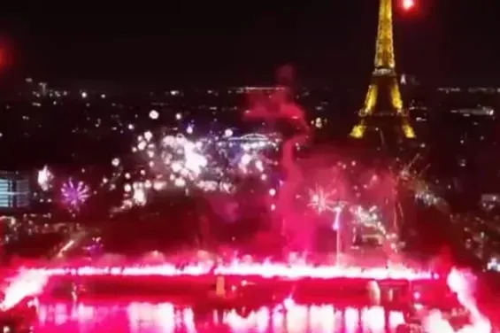 Paris s’embrase en rouge : les « Ultras Winners 2005 » fêtent 20 ans de ferveur – et le Wydad lance un signal fort