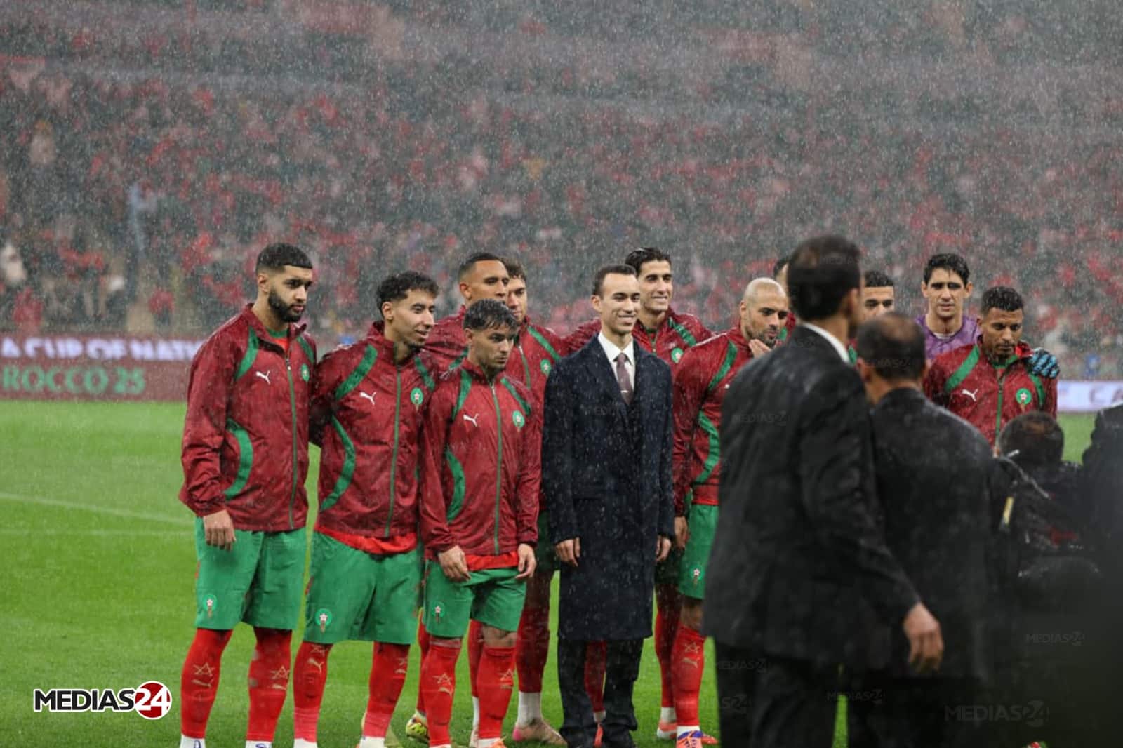 Sous la pluie, le Prince Héritier conquiert le public et signe des images historiques