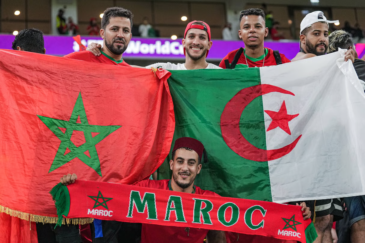 Algériens et Marocains se retrouvent grâce au football
