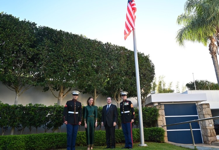 Nouvel ambassadeur américain au Maroc Duke Buchan hisse le drapeau à Rabat