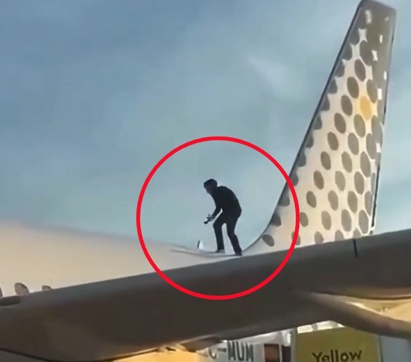 VIDEO – Un homme d&rsquo;origine nord-africaine retarde un vol après une « danse » sur le toit d&rsquo;un avion
