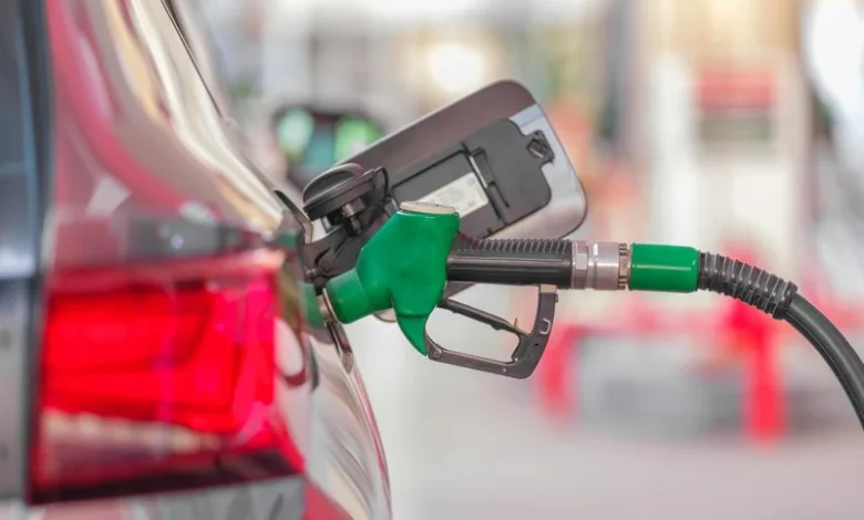 Ruée sur les stations-service avant une nouvelle flambée des prix