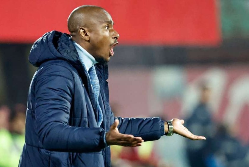 Algérie : L’entraîneur Rulani Mokwena interpellé à l’aéroport avec 16 000 euros dissimulés