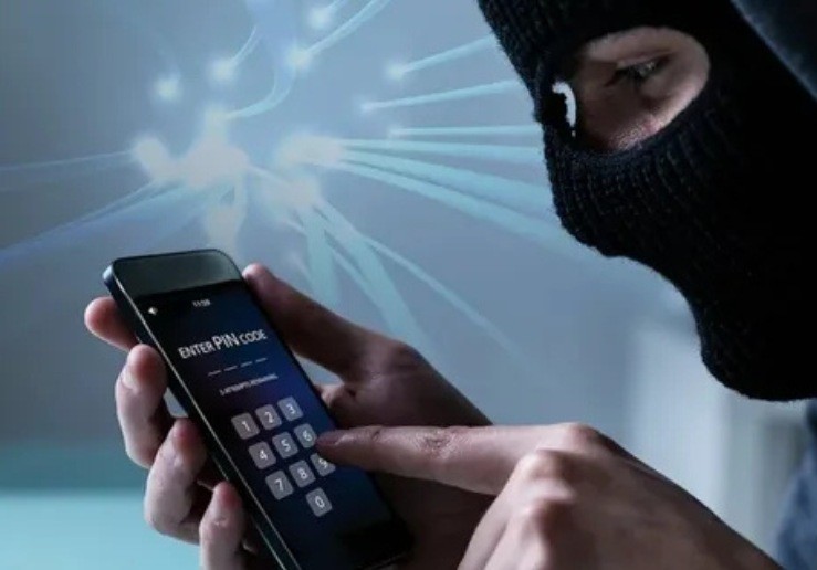 Arrestation à Jerada d&rsquo;un escroc qui piégeait ses victimes avec de fausses promesses de gains pour voler leurs données bancaires