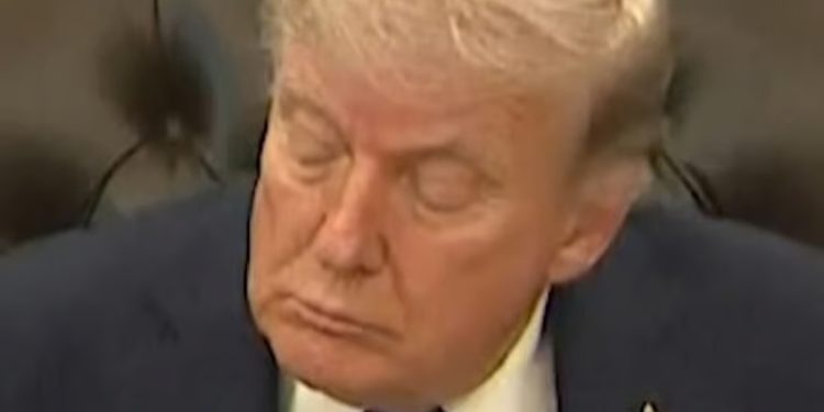 Vidéo : Trump s’endort (encore une fois) en pleine conférence