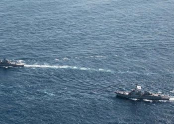 Deux navires de guerre américains franchissent le détroit d&rsquo;Ormuz