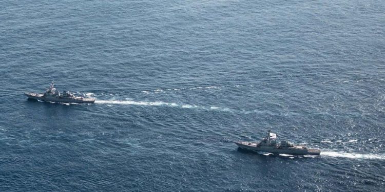 Deux navires de guerre américains franchissent le détroit d&rsquo;Ormuz
