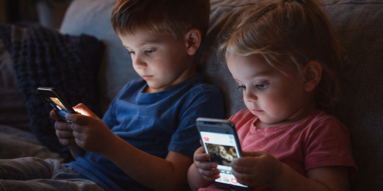 Maroc : faut-il interdire les réseaux sociaux aux moins de 16 ans ?